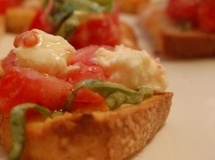 Tomato_mozzarella_bruschetta_thumb