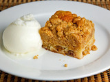 Apple_crumb_cake_with_vanilla_ice_cream_thumb